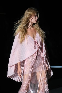 IFERMA 'da Mercedes-Benz Moda Haftası Madrid' de 14 Eylül 2024 'te YOLANCRIS tarafından tasarlanmış bir tasarım giyen bir model podyumda yürüyor.