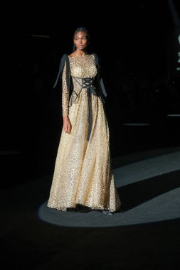 IFERMA 'da Mercedes-Benz Moda Haftası Madrid' de 14 Eylül 2024 'te YOLANCRIS tarafından tasarlanmış bir tasarım giyen bir model podyumda yürüyor.