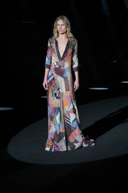 IFERMA 'da Mercedes-Benz Moda Haftası Madrid' de 14 Eylül 2024 'te YOLANCRIS tarafından tasarlanmış bir tasarım giyen bir model podyumda yürüyor.