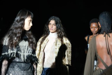 IFERMA 'da Mercedes-Benz Moda Haftası Madrid' de 14 Eylül 2024 'te YOLANCRIS tarafından tasarlanmış bir tasarım giyen bir model podyumda yürüyor.