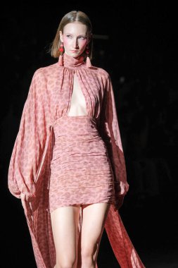 IFERMA 'da Mercedes-Benz Moda Haftası sırasında Lola Casademunt By Maite tarafından tasarlanmış bir tasarım giyen bir model podyumda yürüyor, 12 Eylül 2024 İspanya