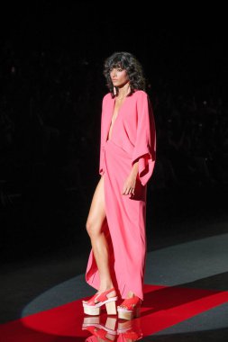 IFERMA 'da Mercedes-Benz Moda Haftası sırasında Lola Casademunt By Maite tarafından tasarlanmış bir tasarım giyen bir model podyumda yürüyor, 12 Eylül 2024 İspanya