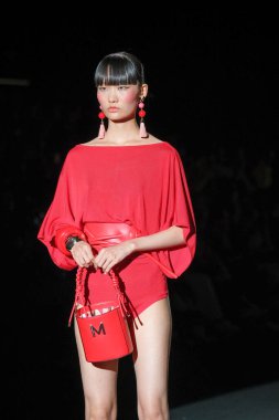 IFERMA 'da Mercedes-Benz Moda Haftası sırasında Lola Casademunt By Maite tarafından tasarlanmış bir tasarım giyen bir model podyumda yürüyor, 12 Eylül 2024 İspanya