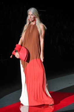 IFERMA 'da Mercedes-Benz Moda Haftası sırasında Lola Casademunt By Maite tarafından tasarlanmış bir tasarım giyen bir model podyumda yürüyor, 12 Eylül 2024 İspanya