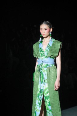 IFERMA 'da Mercedes-Benz Moda Haftası sırasında Lola Casademunt By Maite tarafından tasarlanmış bir tasarım giyen bir model podyumda yürüyor, 12 Eylül 2024 İspanya