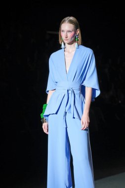 IFERMA 'da Mercedes-Benz Moda Haftası sırasında Lola Casademunt By Maite tarafından tasarlanmış bir tasarım giyen bir model podyumda yürüyor, 12 Eylül 2024 İspanya