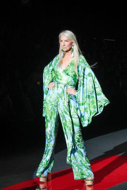 IFERMA 'da Mercedes-Benz Moda Haftası sırasında Lola Casademunt By Maite tarafından tasarlanmış bir tasarım giyen bir model podyumda yürüyor, 12 Eylül 2024 İspanya