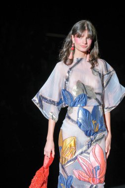 IFERMA 'da Mercedes-Benz Moda Haftası sırasında Lola Casademunt By Maite tarafından tasarlanmış bir tasarım giyen bir model podyumda yürüyor, 12 Eylül 2024 İspanya