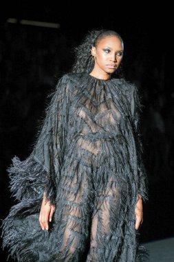 IFERMA 'da Mercedes-Benz Moda Haftası Madrid' de 14 Eylül 2024 'te Michael Costello' nun tasarımını giyen bir model podyumda yürüyor.