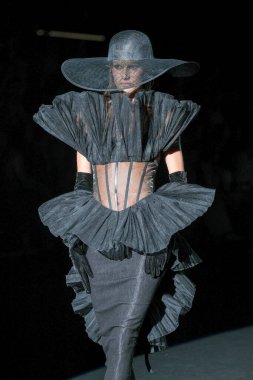 IFERMA 'da Mercedes-Benz Moda Haftası Madrid' de 14 Eylül 2024 'te Michael Costello' nun tasarımını giyen bir model podyumda yürüyor.