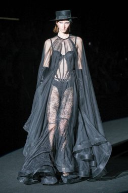 IFERMA 'da Mercedes-Benz Moda Haftası Madrid' de 14 Eylül 2024 'te Michael Costello' nun tasarımını giyen bir model podyumda yürüyor.