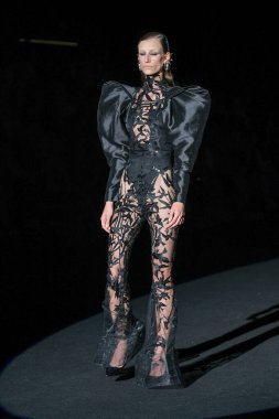 IFERMA 'da Mercedes-Benz Moda Haftası Madrid' de 14 Eylül 2024 'te Michael Costello' nun tasarımını giyen bir model podyumda yürüyor.