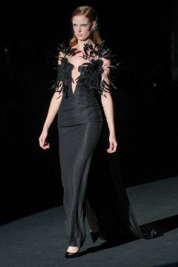 IFERMA 'da Mercedes-Benz Moda Haftası Madrid' de 14 Eylül 2024 'te Michael Costello' nun tasarımını giyen bir model podyumda yürüyor.