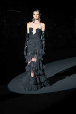 IFERMA 'da Mercedes-Benz Moda Haftası Madrid' de 14 Eylül 2024 'te Michael Costello' nun tasarımını giyen bir model podyumda yürüyor.