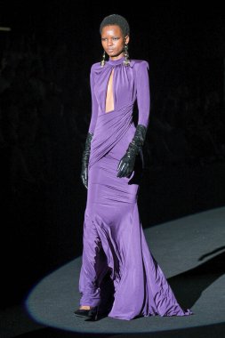 IFERMA 'da Mercedes-Benz Moda Haftası Madrid' de 14 Eylül 2024 'te Michael Costello' nun tasarımını giyen bir model podyumda yürüyor.