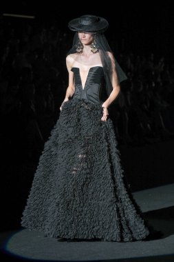 IFERMA 'da Mercedes-Benz Moda Haftası Madrid' de 14 Eylül 2024 'te Michael Costello' nun tasarımını giyen bir model podyumda yürüyor.