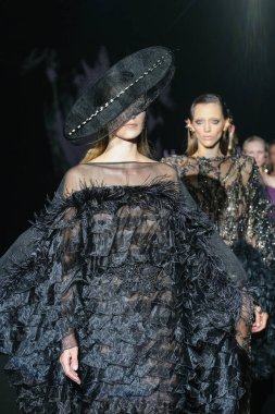 IFERMA 'da Mercedes-Benz Moda Haftası Madrid' de 14 Eylül 2024 'te Michael Costello' nun tasarımını giyen bir model podyumda yürüyor.