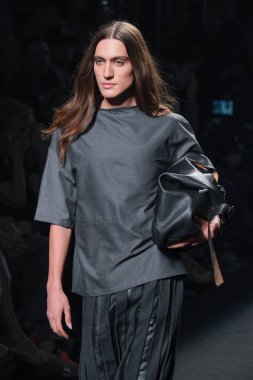 15 Eylül 2024 'te İspanya' nın IFERMA şehrinde Mercedes-Benz Moda Haftası sırasında SANTAMARTA tarafından tasarlanmış bir tasarım giyen bir model podyumda yürüyor.