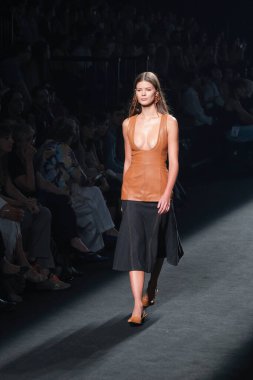 15 Eylül 2024 'te İspanya' nın IFERMA şehrinde Mercedes-Benz Moda Haftası sırasında SANTAMARTA tarafından tasarlanmış bir tasarım giyen bir model podyumda yürüyor.