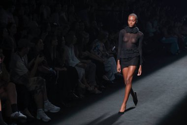 15 Eylül 2024 'te İspanya' nın IFERMA şehrinde Mercedes-Benz Moda Haftası sırasında SANTAMARTA tarafından tasarlanmış bir tasarım giyen bir model podyumda yürüyor.