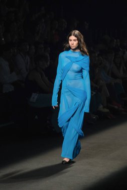 15 Eylül 2024 'te İspanya' nın IFERMA şehrinde Mercedes-Benz Moda Haftası sırasında SANTAMARTA tarafından tasarlanmış bir tasarım giyen bir model podyumda yürüyor.