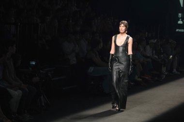 15 Eylül 2024 'te İspanya' nın IFERMA şehrinde Mercedes-Benz Moda Haftası sırasında SANTAMARTA tarafından tasarlanmış bir tasarım giyen bir model podyumda yürüyor.