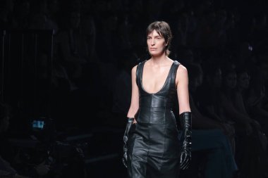 15 Eylül 2024 'te İspanya' nın IFERMA şehrinde Mercedes-Benz Moda Haftası sırasında SANTAMARTA tarafından tasarlanmış bir tasarım giyen bir model podyumda yürüyor.