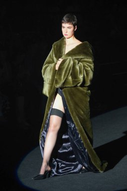 15 Eylül 2024 'te İspanya' nın IFERMA şehrinde Mercedes-Benz Moda Haftası sırasında Tomas Nemec tarafından tasarlanmış bir tasarım giyen bir model podyumda yürüyor.