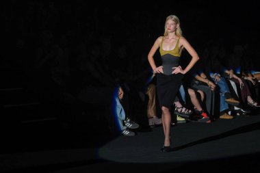 15 Eylül 2024 'te İspanya' nın IFERMA şehrinde Mercedes-Benz Moda Haftası sırasında Tomas Nemec tarafından tasarlanmış bir tasarım giyen bir model podyumda yürüyor.