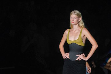 15 Eylül 2024 'te İspanya' nın IFERMA şehrinde Mercedes-Benz Moda Haftası sırasında Tomas Nemec tarafından tasarlanmış bir tasarım giyen bir model podyumda yürüyor.