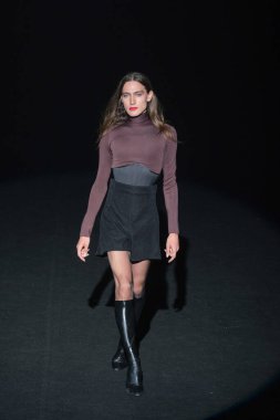 15 Eylül 2024 'te İspanya' nın IFERMA şehrinde Mercedes-Benz Moda Haftası sırasında Tomas Nemec tarafından tasarlanmış bir tasarım giyen bir model podyumda yürüyor.