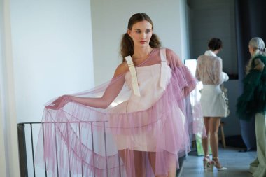 16 Eylül 2024 'te İspanya' nın Caleido şehrinde Mercedes-Benz Moda Haftası sırasında Mara Lafuente 'nin tasarladığı tasarımı giyen bir model podyumda yürüyor.