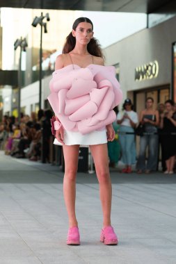 16 Eylül 2024 'te İspanya' nın Caleido şehrinde Mercedes-Benz Moda Haftası sırasında Mara Lafuente 'nin tasarladığı tasarımı giyen bir model podyumda yürüyor.