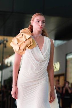 16 Eylül 2024 'te İspanya' nın Caleido şehrinde Mercedes-Benz Moda Haftası sırasında Mara Lafuente 'nin tasarladığı tasarımı giyen bir model podyumda yürüyor.