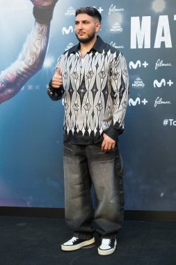 Omar Montes, 18 Eylül 2024 'te Madrid' de, Callao Sineması 'ndaki TOPURIA MATADOR belgeselinin ilk gösteriminde poz verdi.