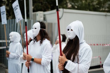 21 Eylül 2024 'te Madrid' de, milletvekilleri kongresi önünde cinsiyet temelli şiddete son verilmesini talep eden bir gösteri sırasında beyaz cüppeli ve maskeli kadınlar