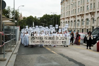 21 Eylül 2024 'te Madrid' de, milletvekilleri kongresi önünde cinsiyet temelli şiddete son verilmesini talep eden bir gösteri sırasında beyaz cüppeli ve maskeli kadınlar