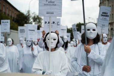 21 Eylül 2024 'te Madrid' de, milletvekilleri kongresi önünde cinsiyet temelli şiddete son verilmesini talep eden bir gösteri sırasında beyaz cüppeli ve maskeli kadınlar