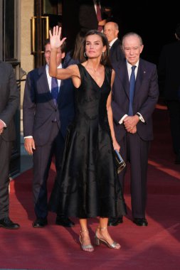 İspanya Kraliçesi Letizia, 23 Eylül 2024 tarihinde İspanya 'nın Madrid kentinde düzenlenen Kraliyet Tiyatrosu' nun 2024 / 2025 sezonunun açılışına katılır..