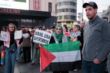 25 Eylül 2024 'te İspanya' da Madrid 'deki Plaza de Callao' nun önünde Filistin Devleti 'nin savunması için düzenlenen bir gösteri sırasında birkaç kişi