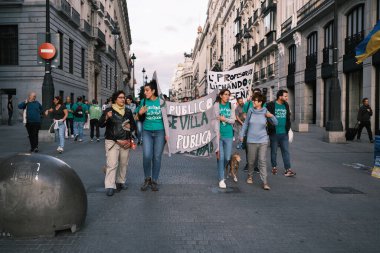 Madrid 'deki La Puerta del Sol' da 25 Eylül 2024 tarihinde İspanya 'da düzenlenen bir gösteride öğretim gününün azaltılmasını talep eden çok sayıda kişi