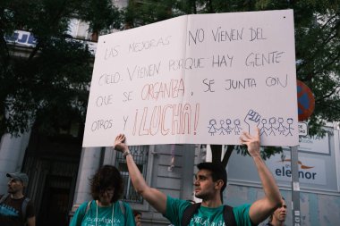 Madrid 'deki La Puerta del Sol' da 25 Eylül 2024 tarihinde İspanya 'da düzenlenen bir gösteride öğretim gününün azaltılmasını talep eden çok sayıda kişi