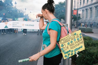 Madrid 'deki La Puerta del Sol' da 25 Eylül 2024 tarihinde İspanya 'da düzenlenen bir gösteride öğretim gününün azaltılmasını talep eden çok sayıda kişi