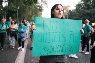 Madrid 'deki La Puerta del Sol' da 25 Eylül 2024 tarihinde İspanya 'da düzenlenen bir gösteride öğretim gününün azaltılmasını talep eden çok sayıda kişi