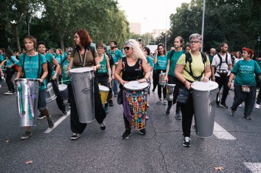 Madrid 'deki La Puerta del Sol' da 25 Eylül 2024 tarihinde İspanya 'da düzenlenen bir gösteride öğretim gününün azaltılmasını talep eden çok sayıda kişi