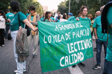 Madrid 'deki La Puerta del Sol' da 25 Eylül 2024 tarihinde İspanya 'da düzenlenen bir gösteride öğretim gününün azaltılmasını talep eden çok sayıda kişi