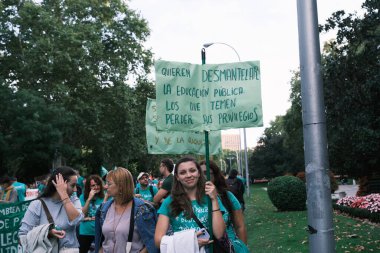Madrid 'deki La Puerta del Sol' da 25 Eylül 2024 tarihinde İspanya 'da düzenlenen bir gösteride öğretim gününün azaltılmasını talep eden çok sayıda kişi