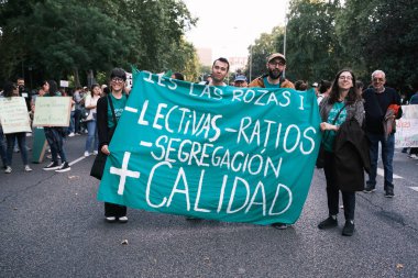 Madrid 'deki La Puerta del Sol' da 25 Eylül 2024 tarihinde İspanya 'da düzenlenen bir gösteride öğretim gününün azaltılmasını talep eden çok sayıda kişi