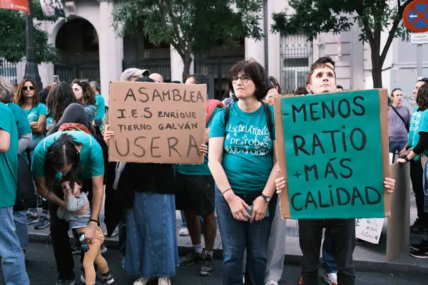 Madrid 'deki La Puerta del Sol' da 25 Eylül 2024 tarihinde İspanya 'da düzenlenen bir gösteride öğretim gününün azaltılmasını talep eden çok sayıda kişi