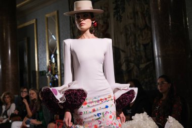 27 Eylül 2024 tarihinde Madrid, İspanya 'da bulunan Wellington Hotel' de düzenlenen Uluslararası Flamenko Moda Haftası Madrid 'de (SIMOF) Moda Flamenka tasarımı içinde yürüyen bir model görülüyor.